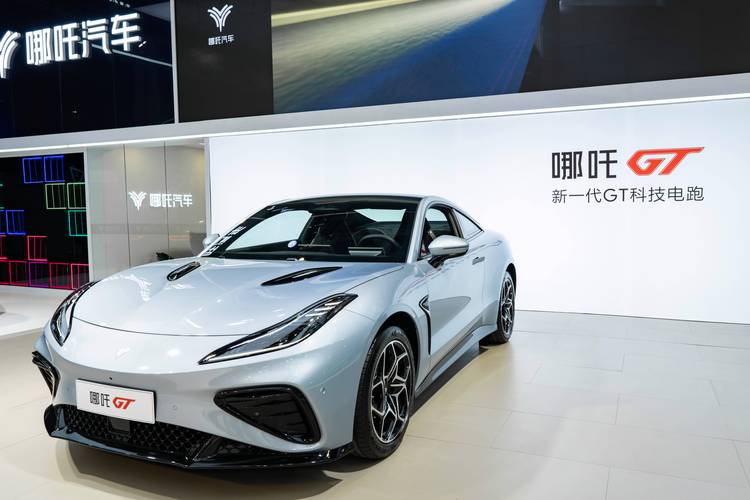 重庆225哪吒汽车在智能汽车领域的表现，领途汽车在新能源汽车市场中的影响力